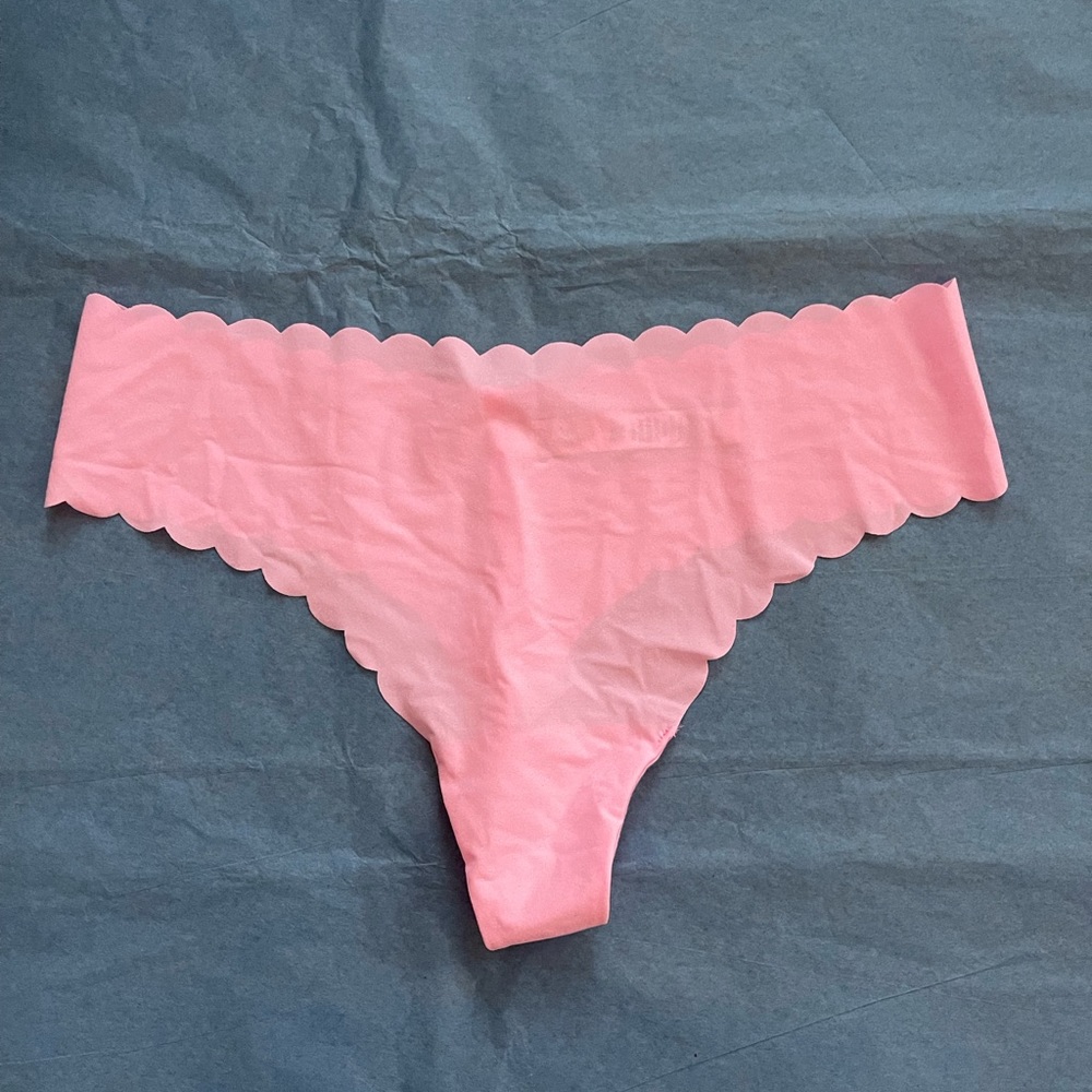 NEW! Victoria’s Secret // Pink Scalloped Thong // Size M